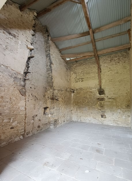 Stone barn to renovate near Loutehel