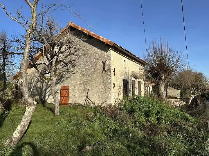 Stone house to renovate near Chez Vécant
