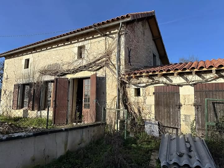 Stone house to renovate near Chez Vécant