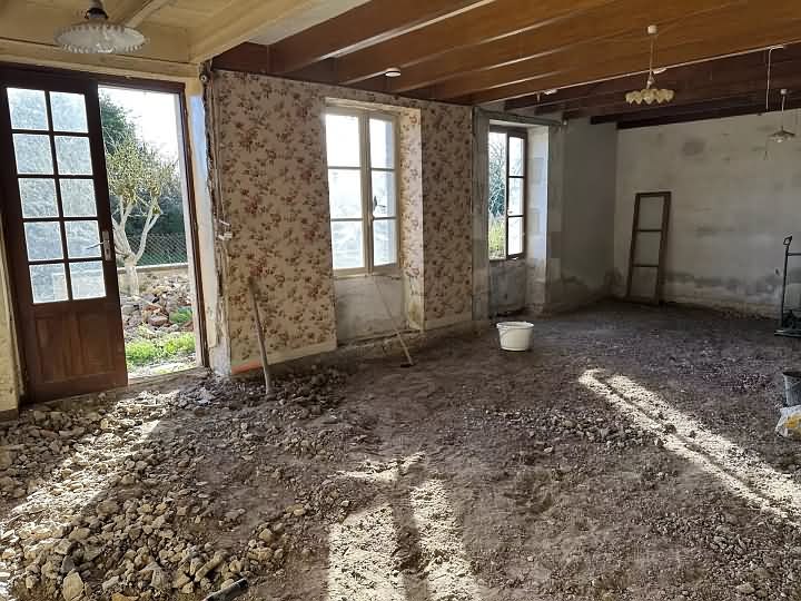 Stone house to renovate near Chez Vécant