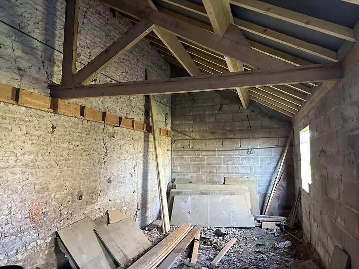 Stone house to renovate near Chez Vécant