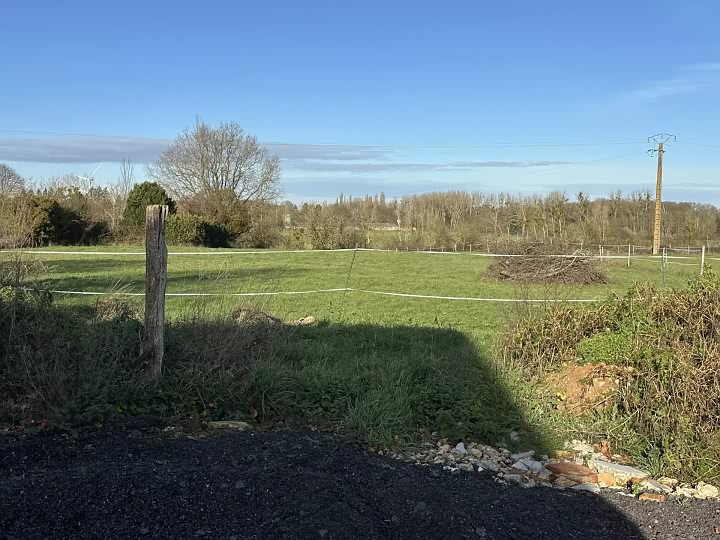 Stone house to renovate near Chez Vécant