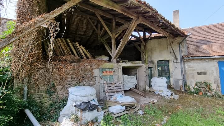 Stone barn to renovate near Goulat