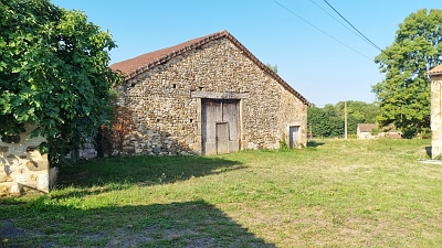 Stone barn to renovate near Goulat