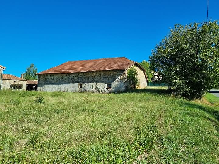 Stone barn to renovate near Goulat