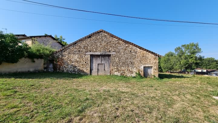 Stone barn to renovate near Goulat