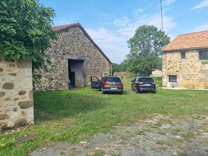 Stone barn to renovate near Goulat