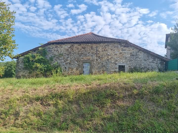 Stone barn to renovate near Goulat