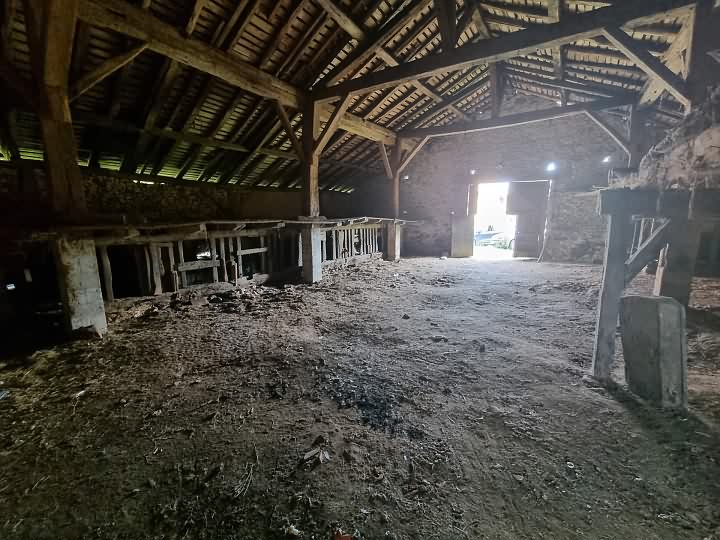 Stone barn to renovate near Goulat