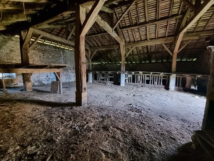 Stone barn to renovate near Goulat