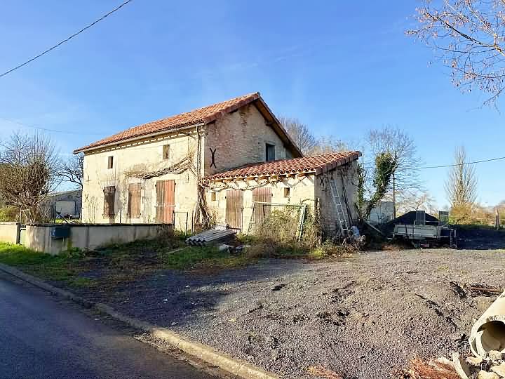 Stone house to renovate near Chez Vécant