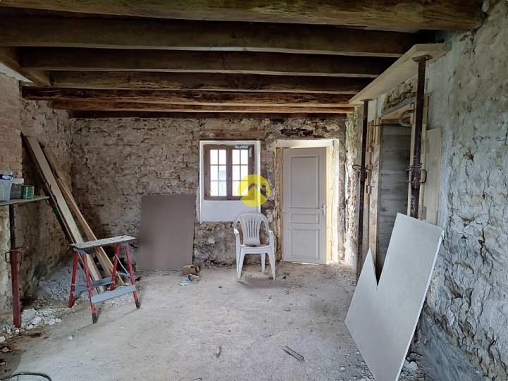 Natuurstenen huis te renoveren nabij Gest
