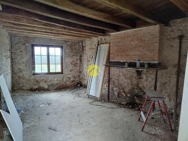 Natuurstenen huis te renoveren nabij Gest