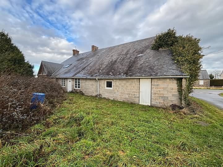 Stone house to renovate near Le Tanu