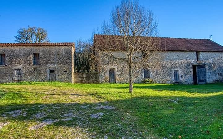 Manor house to renovate near Ajat