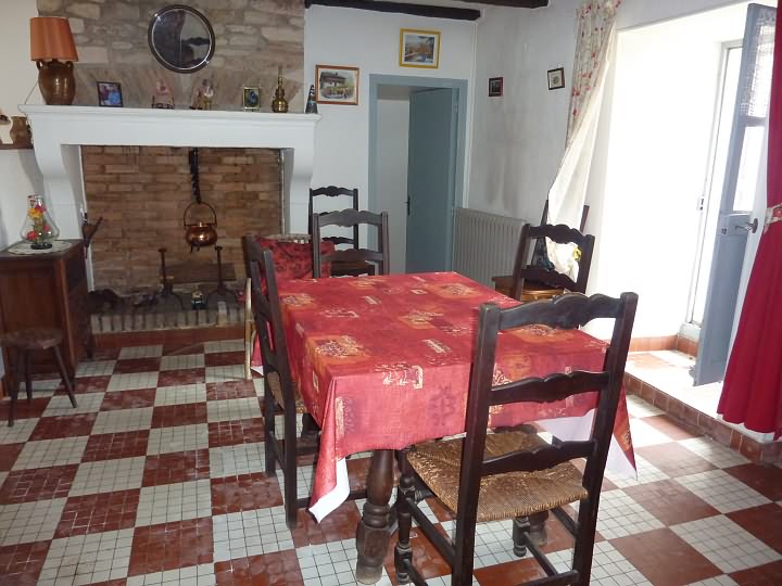 Maison en pierre de 3 chambres à vendre près de Liglet