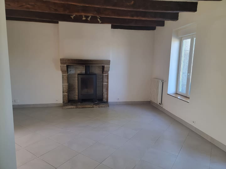 Maison en pierre de 2 chambres à vendre près de Le Sourn