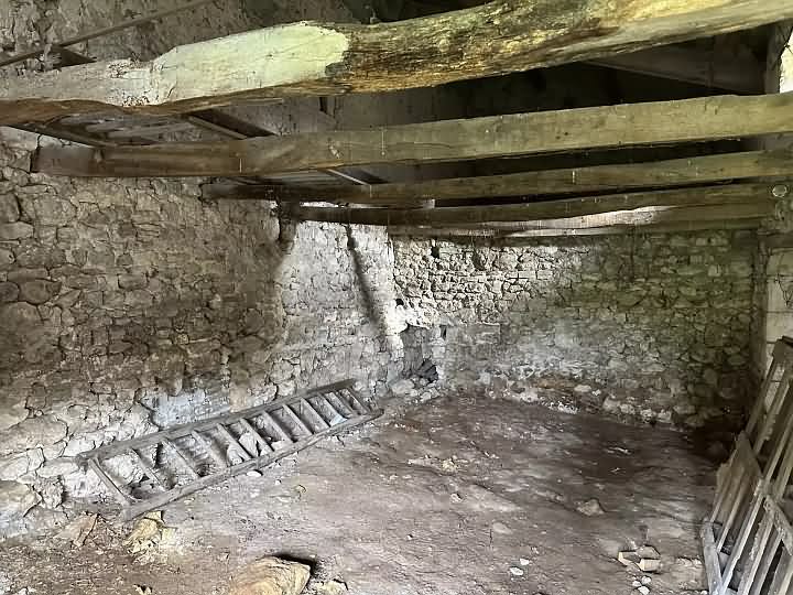 Stone barn to renovate near Chez Vécant