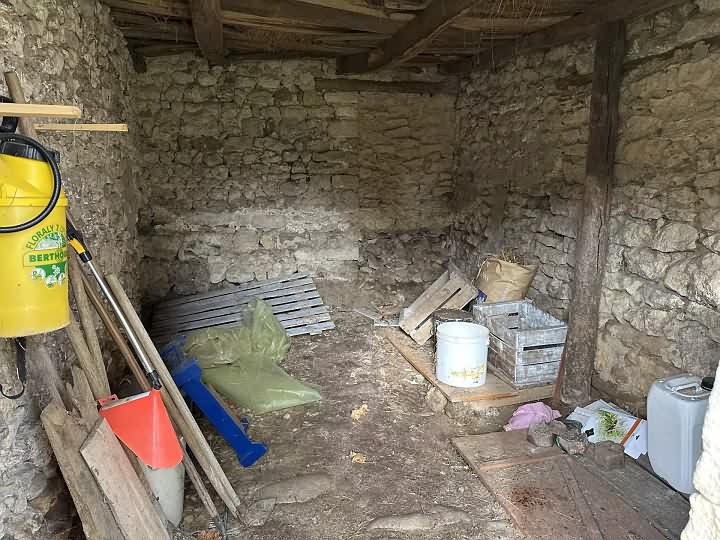 Stone barn to renovate near Chez Vécant