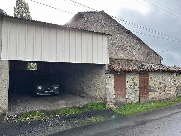 Stone barn to renovate near Chez Vécant