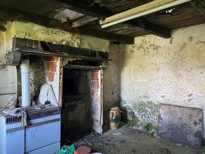 Stone barn to renovate near Grand Bueix