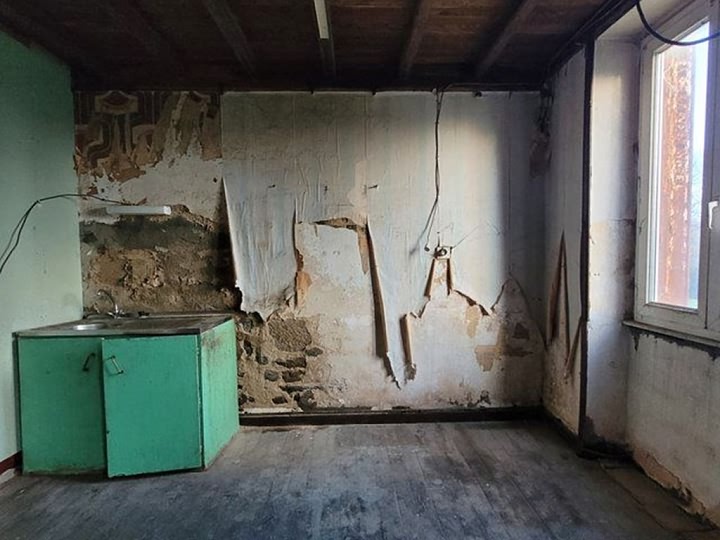 Stone house to renovate near Bion