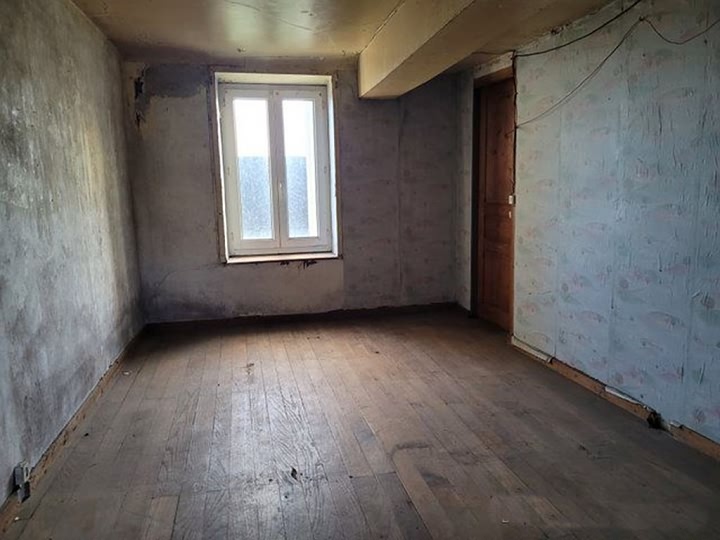 Stone house to renovate near Bion