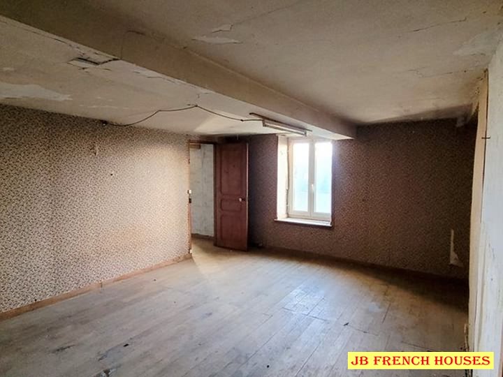 Stone house to renovate near Bion