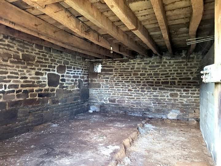 Stone house to renovate near Bion