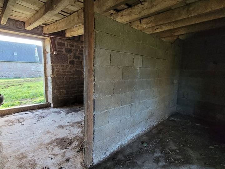 Stone house to renovate near Bion