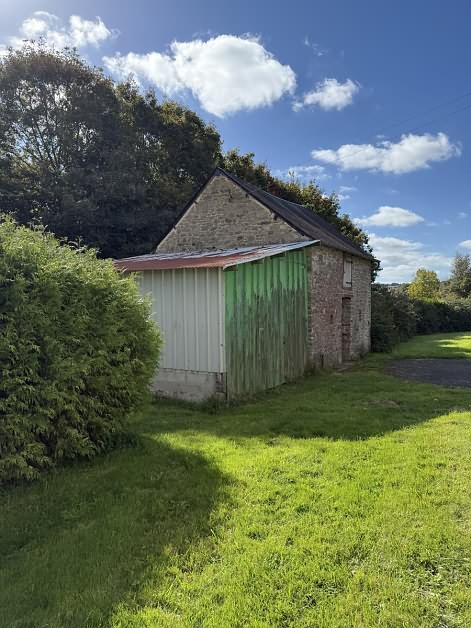 Stone house to renovate near Treve