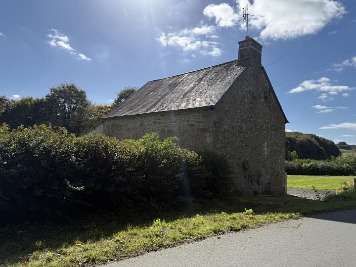 Stone house to renovate near Treve
