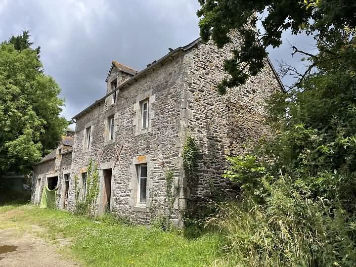 Stone house to renovate near Caribet