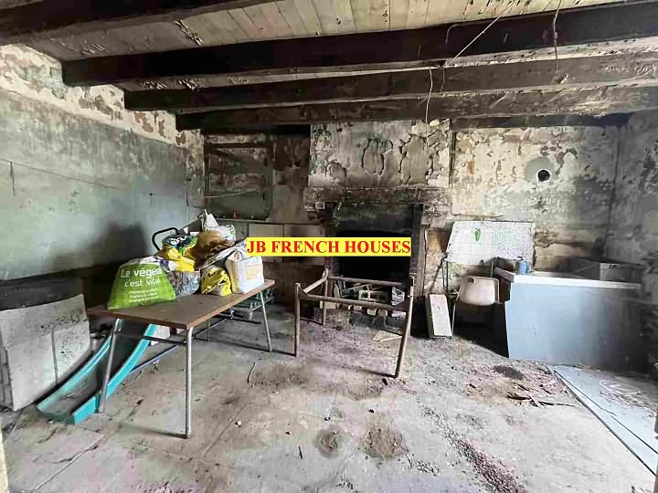 Stone house to renovate near Caribet