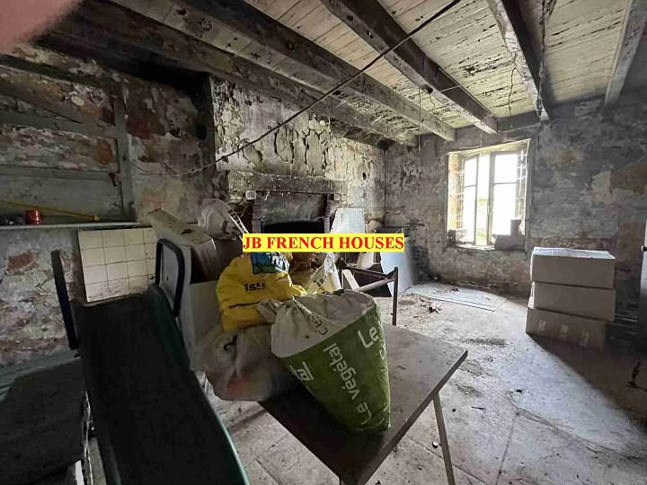 Stone house to renovate near Caribet