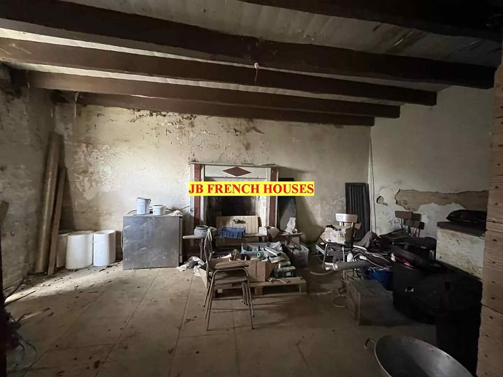 Stone house to renovate near Caribet