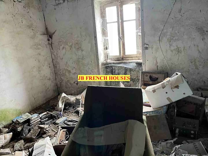 Stone house to renovate near Caribet