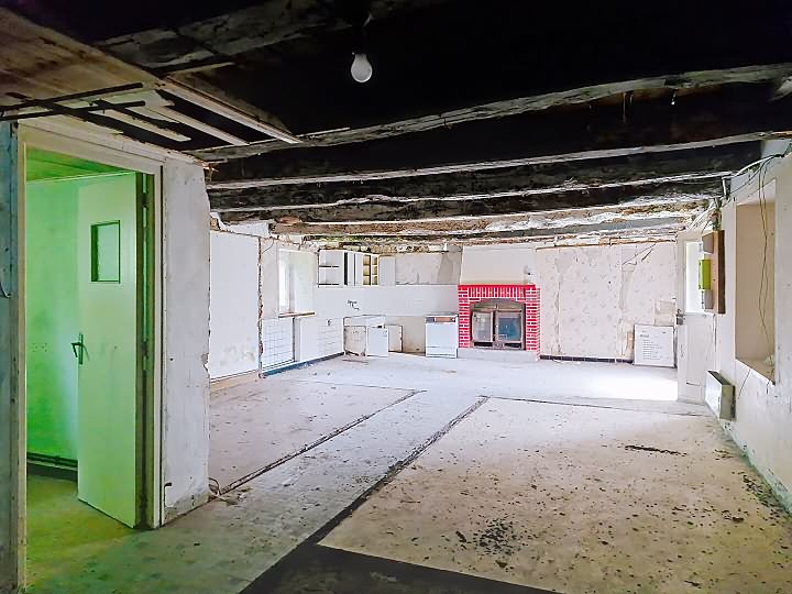 Stone house to renovate near Taupont