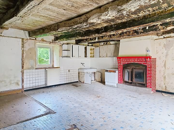 Stone house to renovate near Taupont