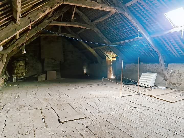 Stone house to renovate near Taupont