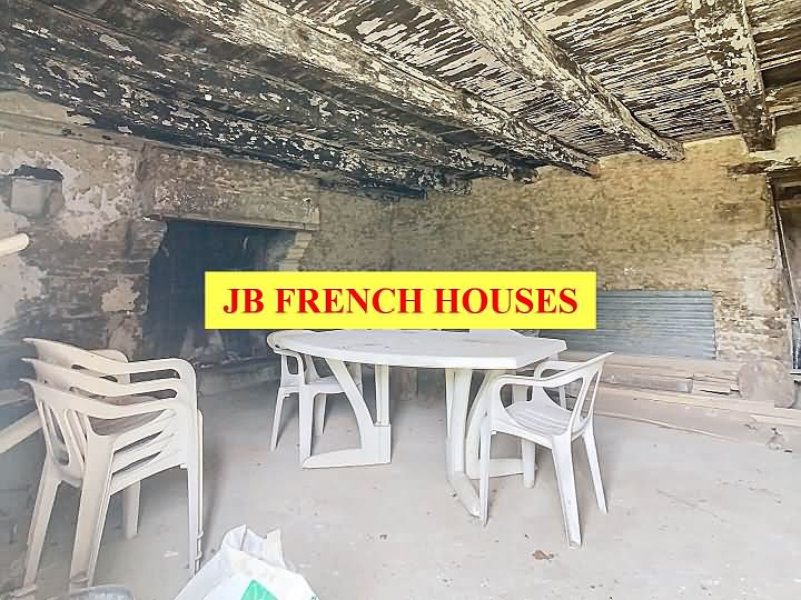 Maison en pierre à rénover près de Mohon