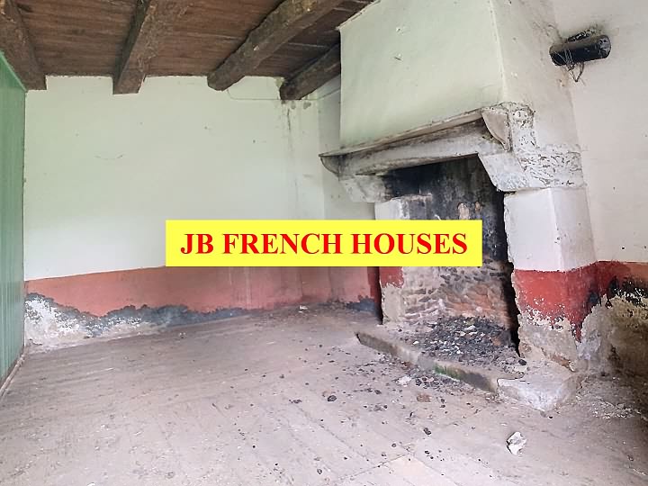 Maison en pierre à rénover près de Mohon