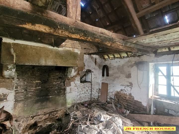 Stone barn to renovate near Bion