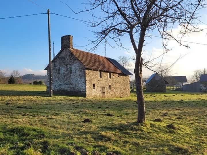 Stone barn to renovate near Bion