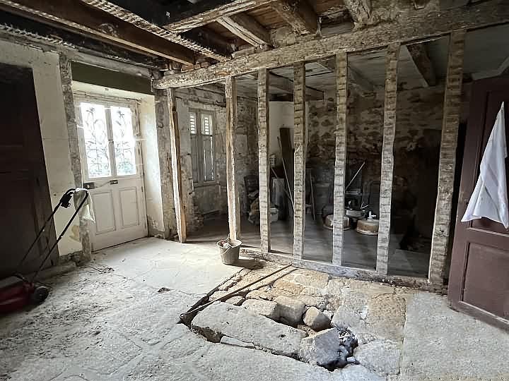 Maison en pierre de 2 chambres à vendre près de Jartaud