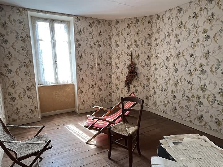 Maison en pierre de 2 chambres à vendre près de Jartaud