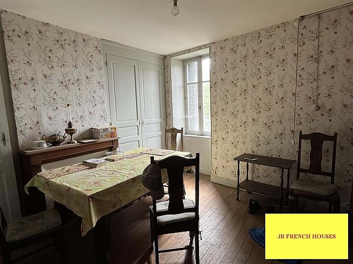 Maison en pierre de 2 chambres à vendre près de Jartaud
