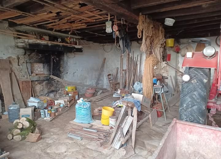 Stone barn to renovate near Naillat