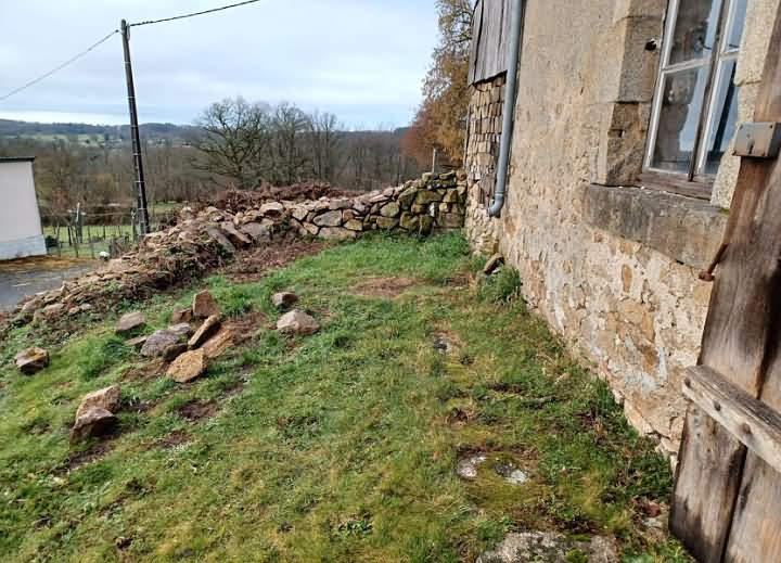 Stone barn to renovate near Naillat