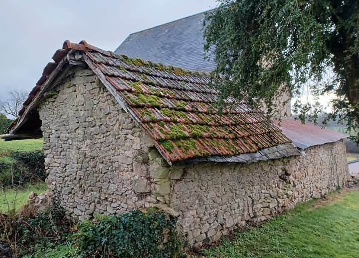 Stone barn to renovate near Naillat